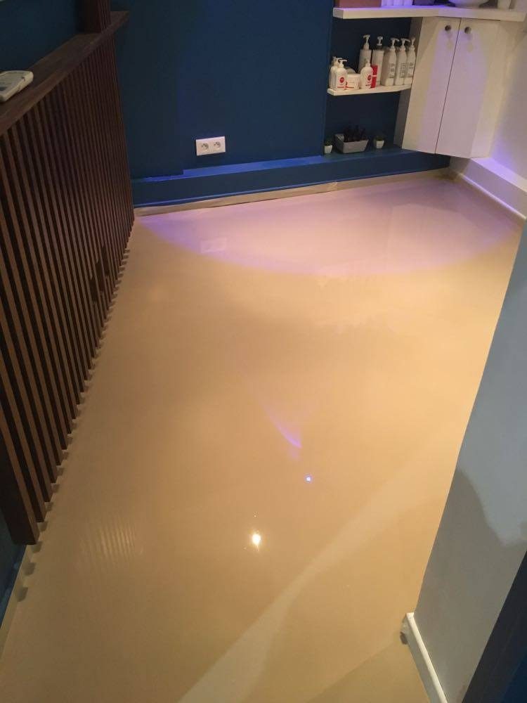 Sol époxy doré salon de beauté